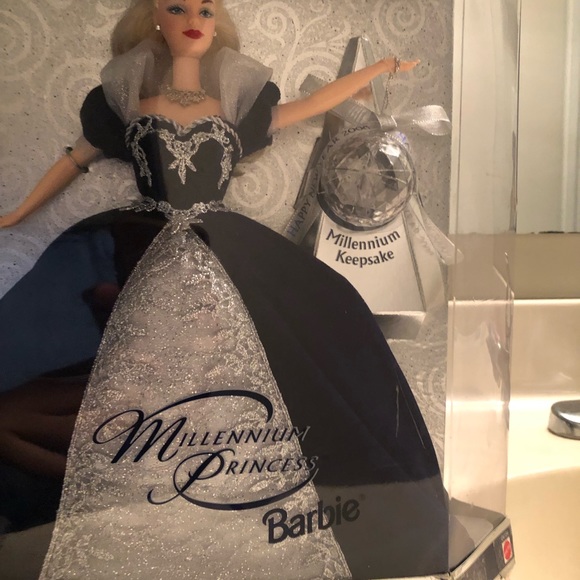 2000 Millennium Keepsake Barbie Special Edition - Picture 2 of 3